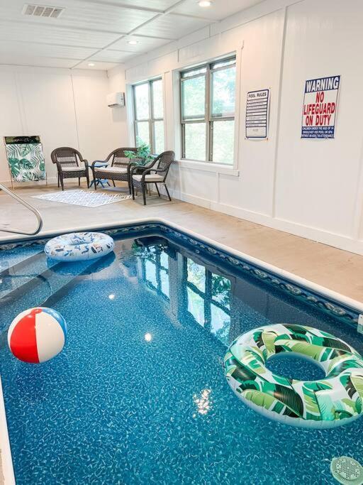 Indoor Heated Pool Hot Tub Cabin Севьервилл Экстерьер фото
