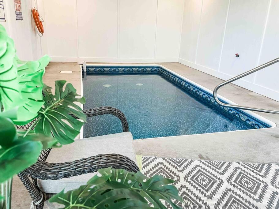 Indoor Heated Pool Hot Tub Cabin Севьервилл Экстерьер фото
